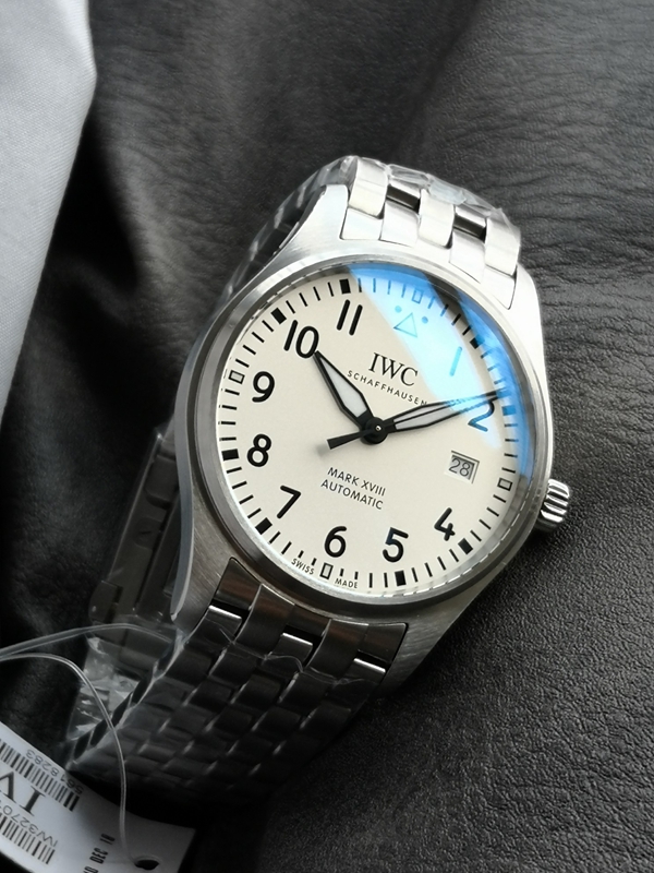 アイ・ダブリュー・シー正面デザイン